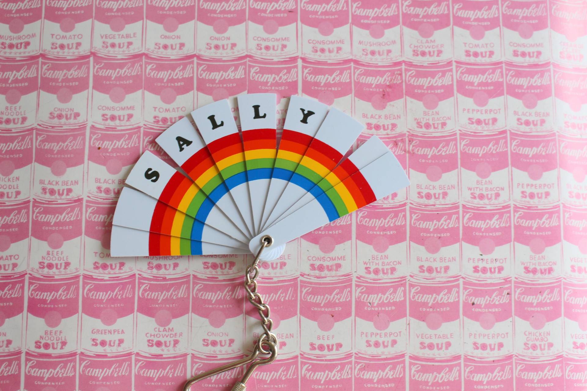 1980S Rainbow Name Sally Fan Schlüsselanhänger Rot. Gelb. Blau. Regenbogen. Herzen. Liebe. Neuer Alter Lagerbestand. Namensbrosche. Hergestellt in von retroandme