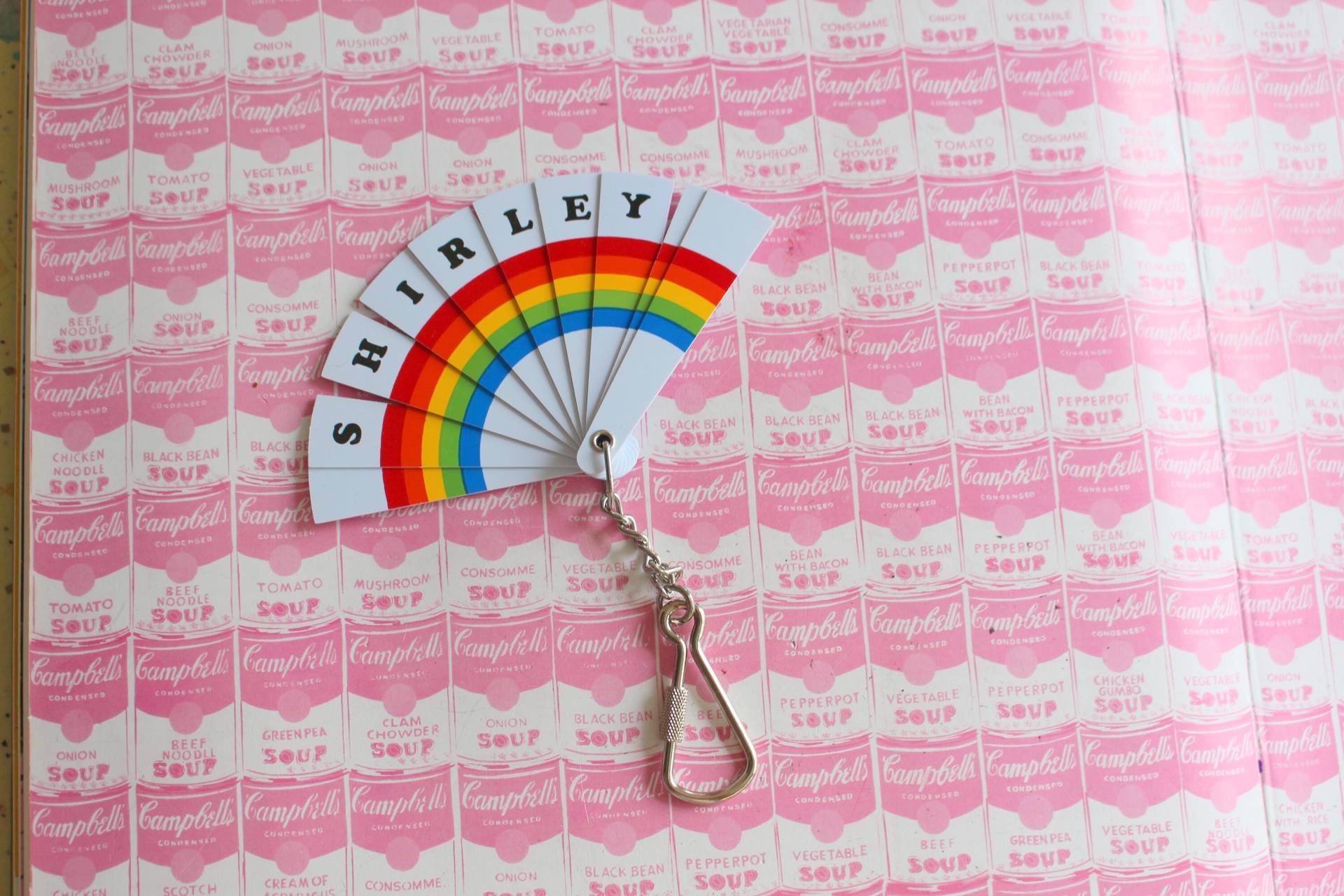 1980S Rainbow Name Shirley Fan Schlüsselanhänger.... Rot. Gelb. Blau. Regenbogen. Herzen. Liebe. Neuer Alter Lagerbestand. Namensbrosche von retroandme