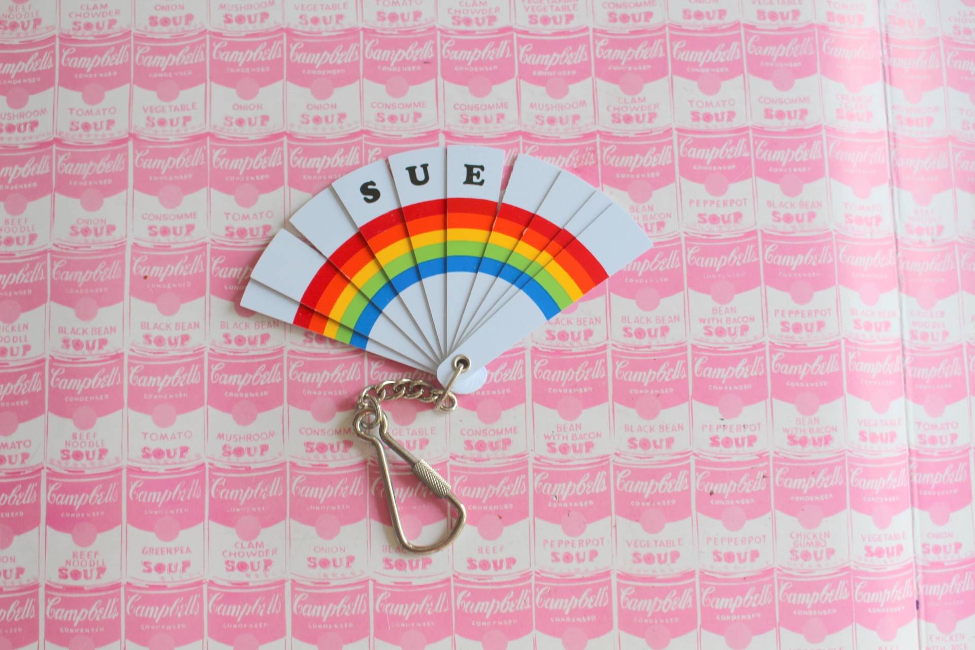 1980S Rainbow Name Sue Susan Fan Schlüsselanhänger.. Rot. Gelb. Blau. Regenbogen. Herzen. Liebe. Neuer Alter Lagerbestand. Namensbrosche von retroandme