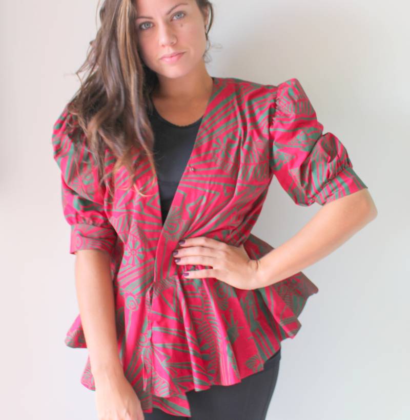 1980S Vintage Hawaii-Wickelbluse Rotes Blümchenmuster, Einheitsgröße 1980S Vintage Hawaii-Wickelbluse Rotes Blümchenmuster, Einheitsgröße von retroandme