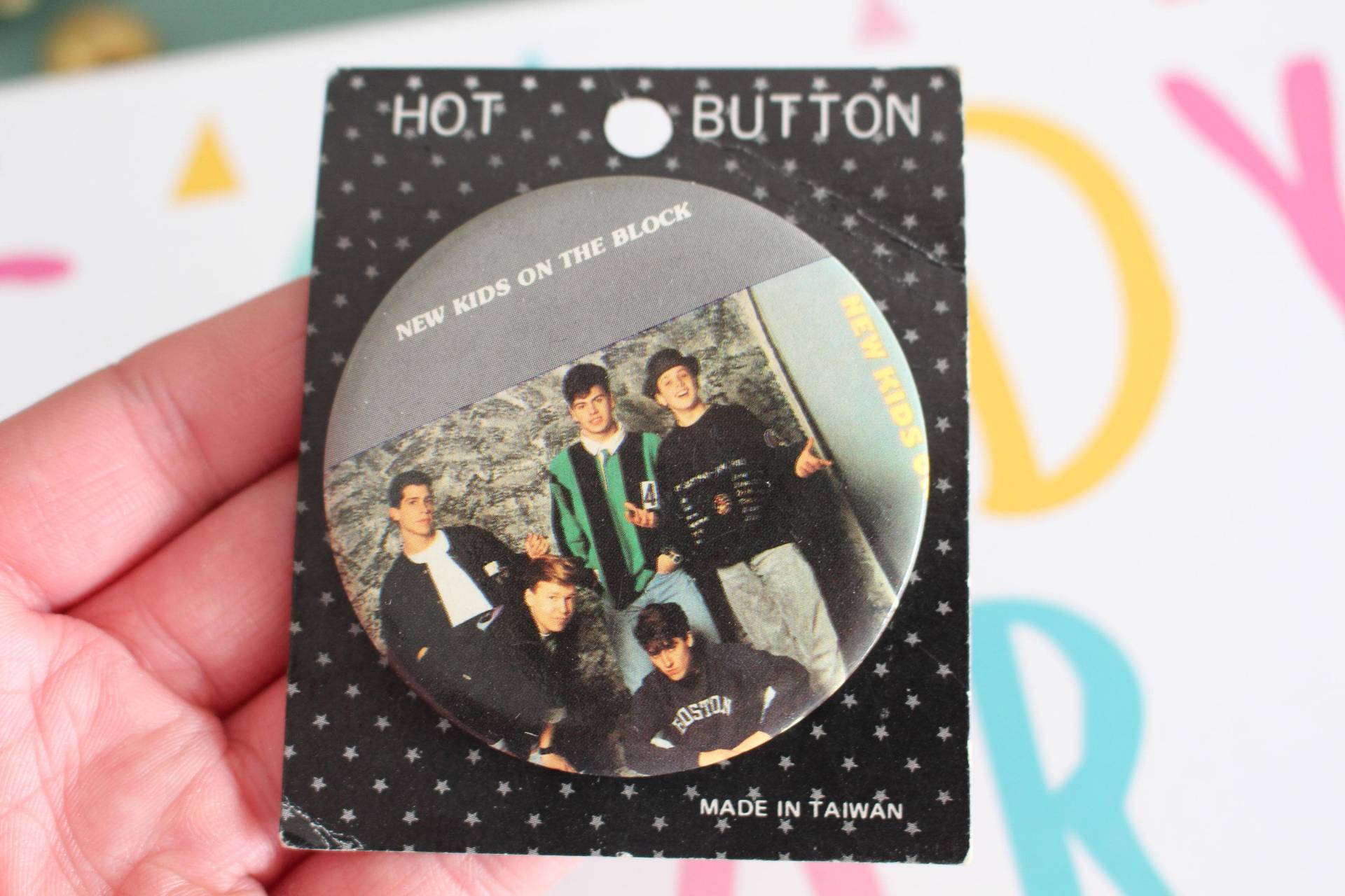 1990Er Jahre Neu Kids On The Block Button Pin Back...retro. Jordan Und Jonathan Ritter. Joey. Donnie. Danni. Teenager. Pop-Musik. Gummiband. 90Er von retroandme