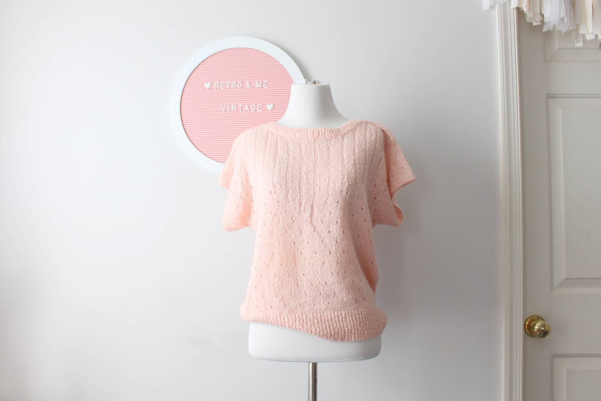 60Er Jahre Vintage Pfirsich Pink Boho Designer Crop Pullover.... Stricken. Hippie. . Boho. Rosa. Frühling. Schaufelhals. Retro. Mod. Hübsches Rosa von retroandme