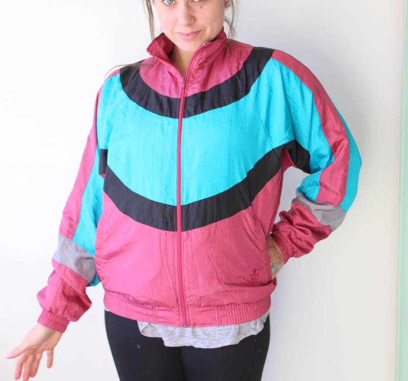 70Er Jahre Mesh Jacke.. Mittel. Bunten. Hell. Retro. Unisex. Gestreift. 1970Er Jahre. 1980Er Womens. Tennis. Sportjacke 70Er Jahre Mesh Jacke.. Mittel. Bunten. Hell. Retro. Unisex. Gestreift. 1970Er Jahre. 1980Er Womens. Tennis. Sportjacke von retroandme