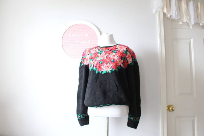 80Er Jahre Black Rose Med Großer Blumenpullover... Rot. Rosa. Bunten. Hell. Retro. Hipster. Garten. Pullover. Rad. Spaß. Pastell-. Hell von retroandme