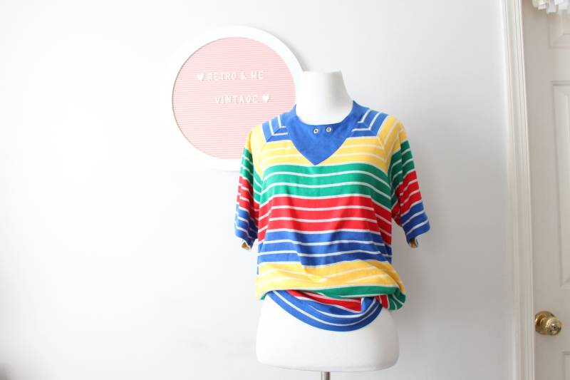 80Er Jahre Vintage Regenbogen Top... Klein. Mittel. Blau. Mod. Bluse. Gelb. Soho. Aufwändig. Regenbogen. Rot. Grün. Gestreift von retroandme