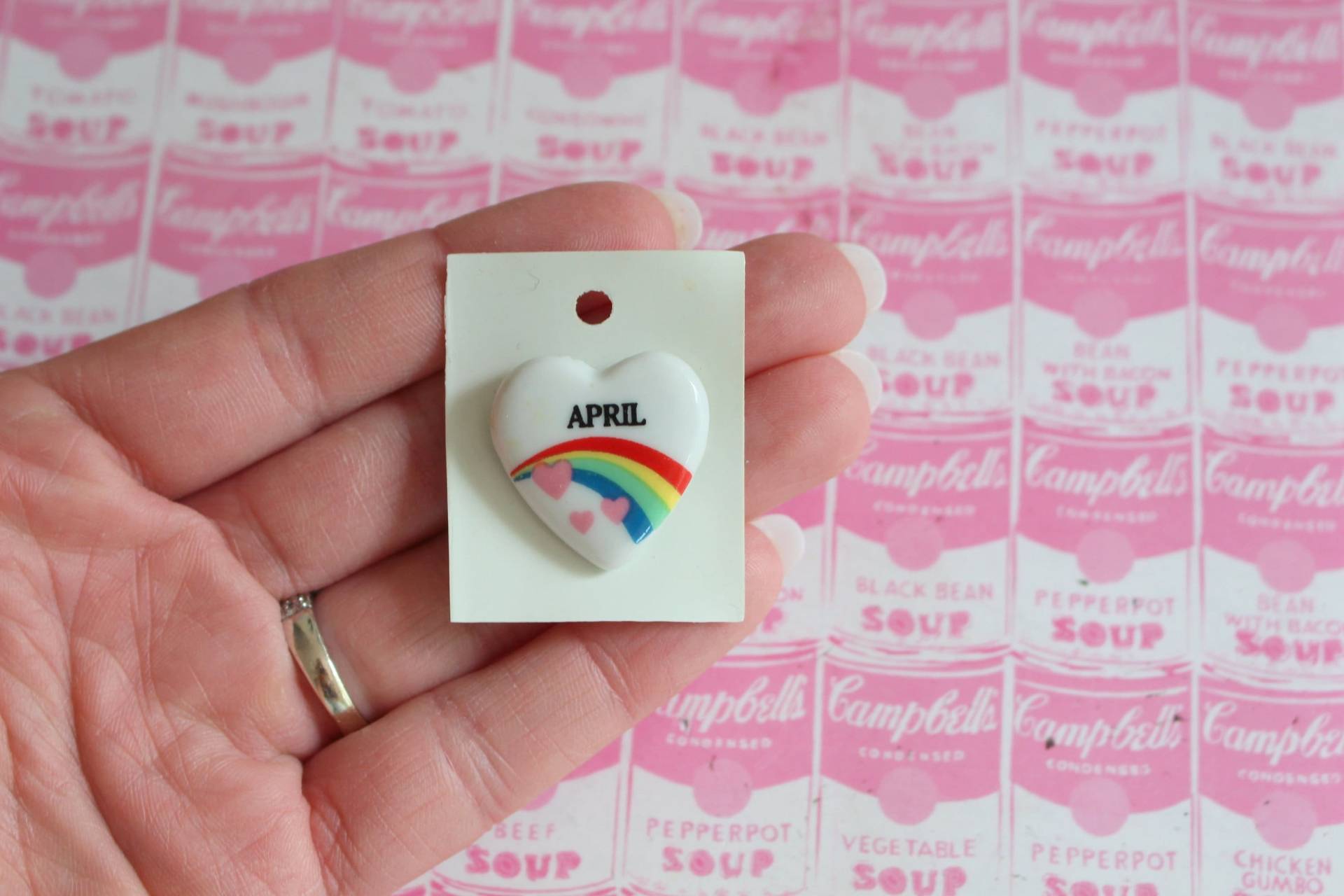 Nos 1980S Rainbow April Name Button Pin.... Herzen. Regenbogen Brosche. Herz Neuer Alter Lagerbestand. Namensbrosche. Hergestellt in Taiwan. Kleiner von retroandme