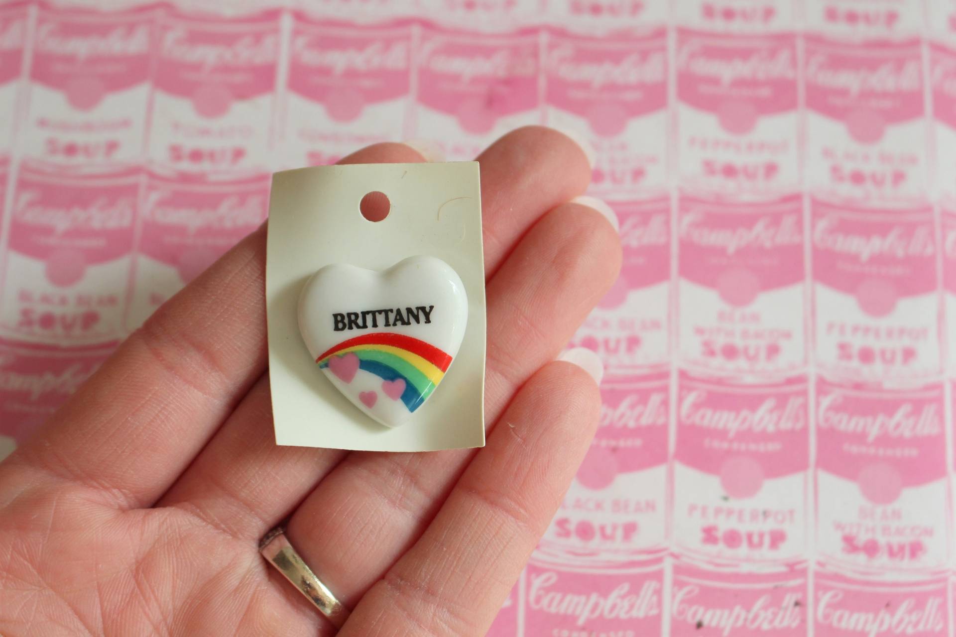 Nos 1980S Rainbow Bretagne Namensknopf Pin.... Herzen. Regenbogen Brosche. Herz Neuer Alter Lagerbestand. Namensbrosche. Hergestellt in Taiwan von retroandme