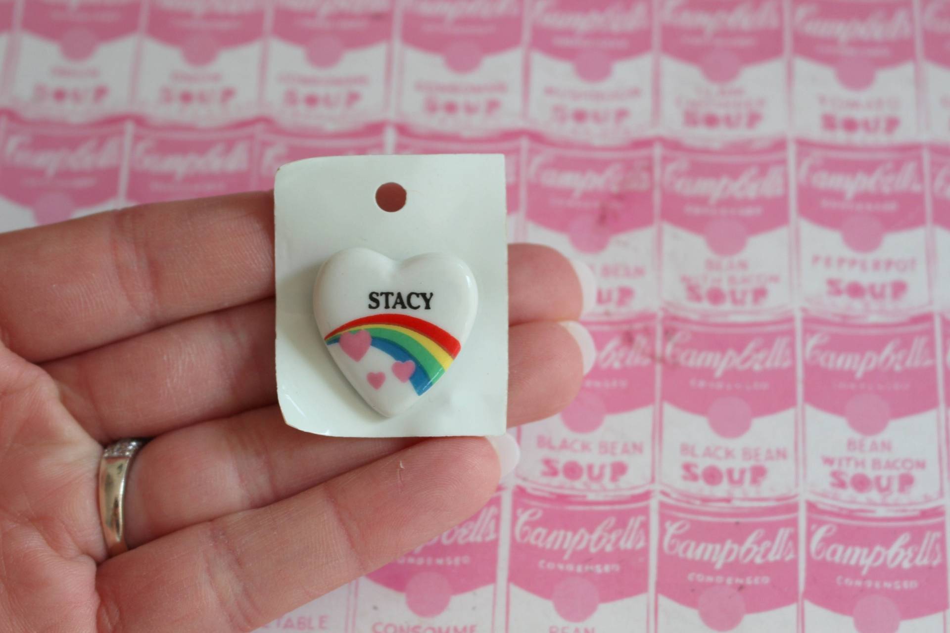 Nos 1980S Rainbow Stacy Namensknopf Pin.... Herzen. Regenbogen Brosche. Herz Neuer Alter Lagerbestand. Namensbrosche. Hergestellt in Taiwan. Kleiner von retroandme