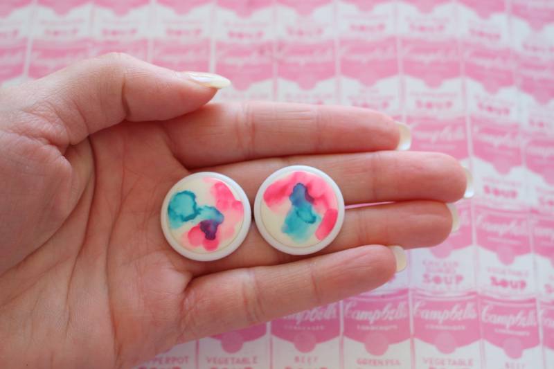 Nos 1980S Vintage Rosa Und Blau Bemalte Ohrringe.hell. Stollen. Retro. Aufwändig. Glam. Mod. Kostüm. Indie. Mod Girl. Niedlich. Partei. Diva. Hippie von retroandme
