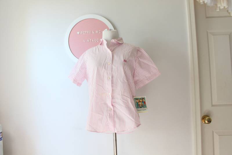 Nos 80Er Vintage Button Down Shirt.... Größe Klein. Lila. Retro. Sportlich. Adrette. Klassisch. Frat. College. Pferd. Spaß. Rosa. Gestreift. Weiß von retroandme