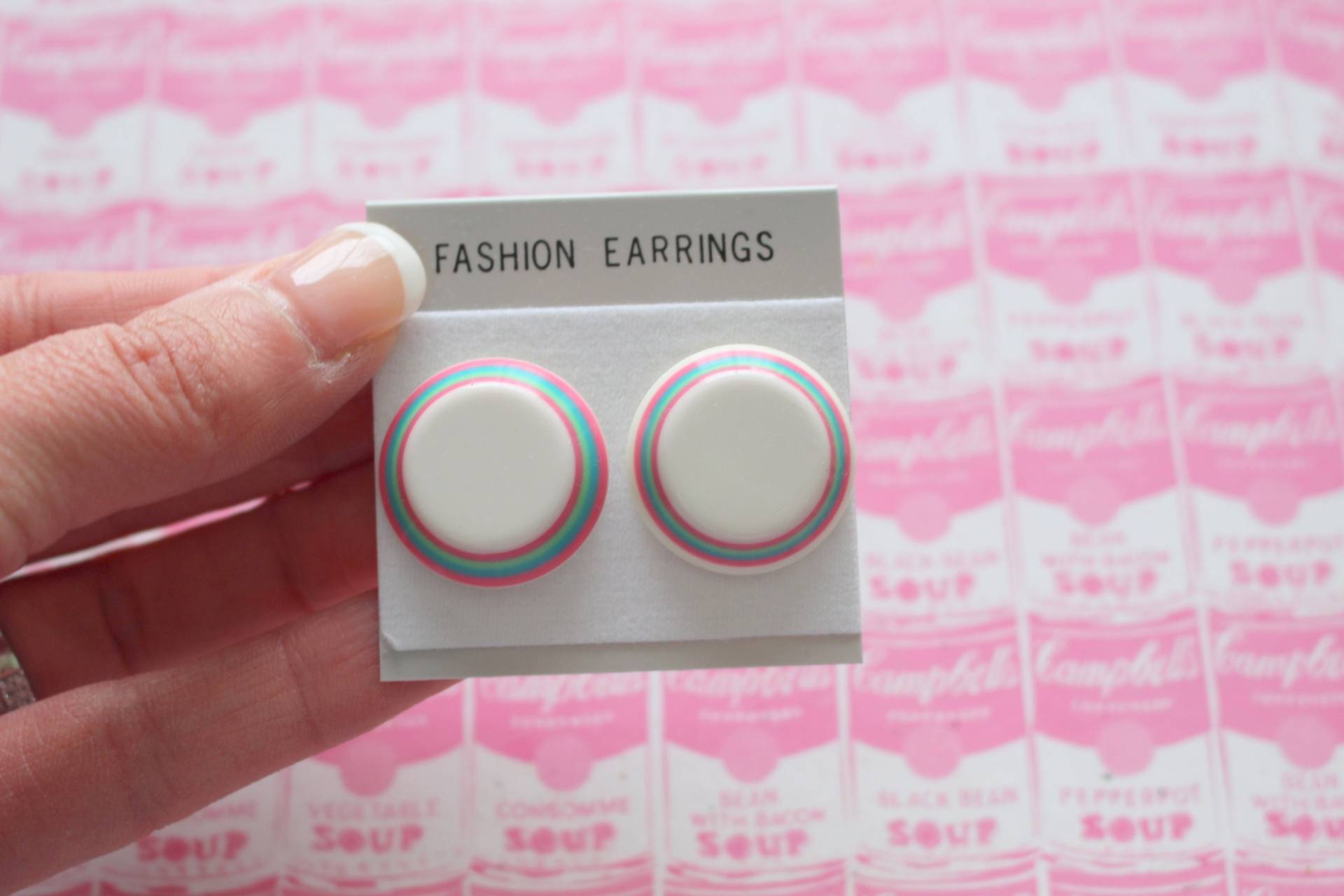 Nos Vintage Regenbogen Ohrringe..retro. Hell. Bezaubern. Kitschig. Ohrlöcher. Nieten. Regenbogen Schmuck. Modeschmuck. Spass. Gestreift. Mod Mädchen Nos Vintage Regenbogen Ohrringe..retro. Hell. Bezaubern. Kitschig. Ohrlöcher. Nieten. Regenbogen Schmuck. Modeschmuck. Spass. Gestreift. Mod Mädchen von retroandme