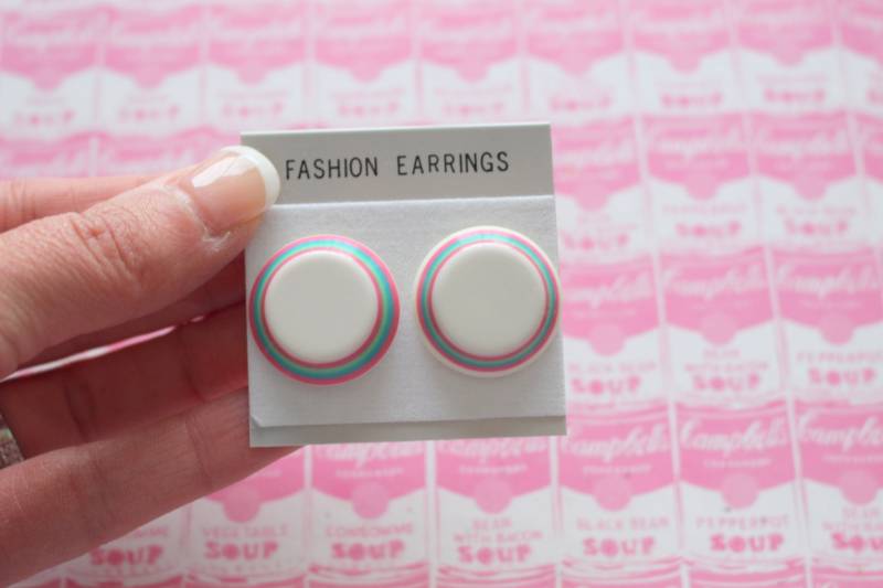 Nos Vintage Regenbogen Ohrringe..retro. Hell. Bezaubern. Kitschig. Ohrlöcher. Nieten. Regenbogen Schmuck. Modeschmuck. Spass. Gestreift. Mod Mädchen von retroandme