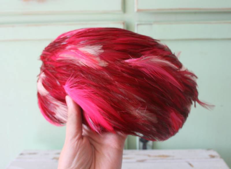 Vintage 1950Er Jahre Federhut Pink & Red Angel Brand Vintage 1950Er Jahre Federhut Pink & Red Angel Brand von retroandme