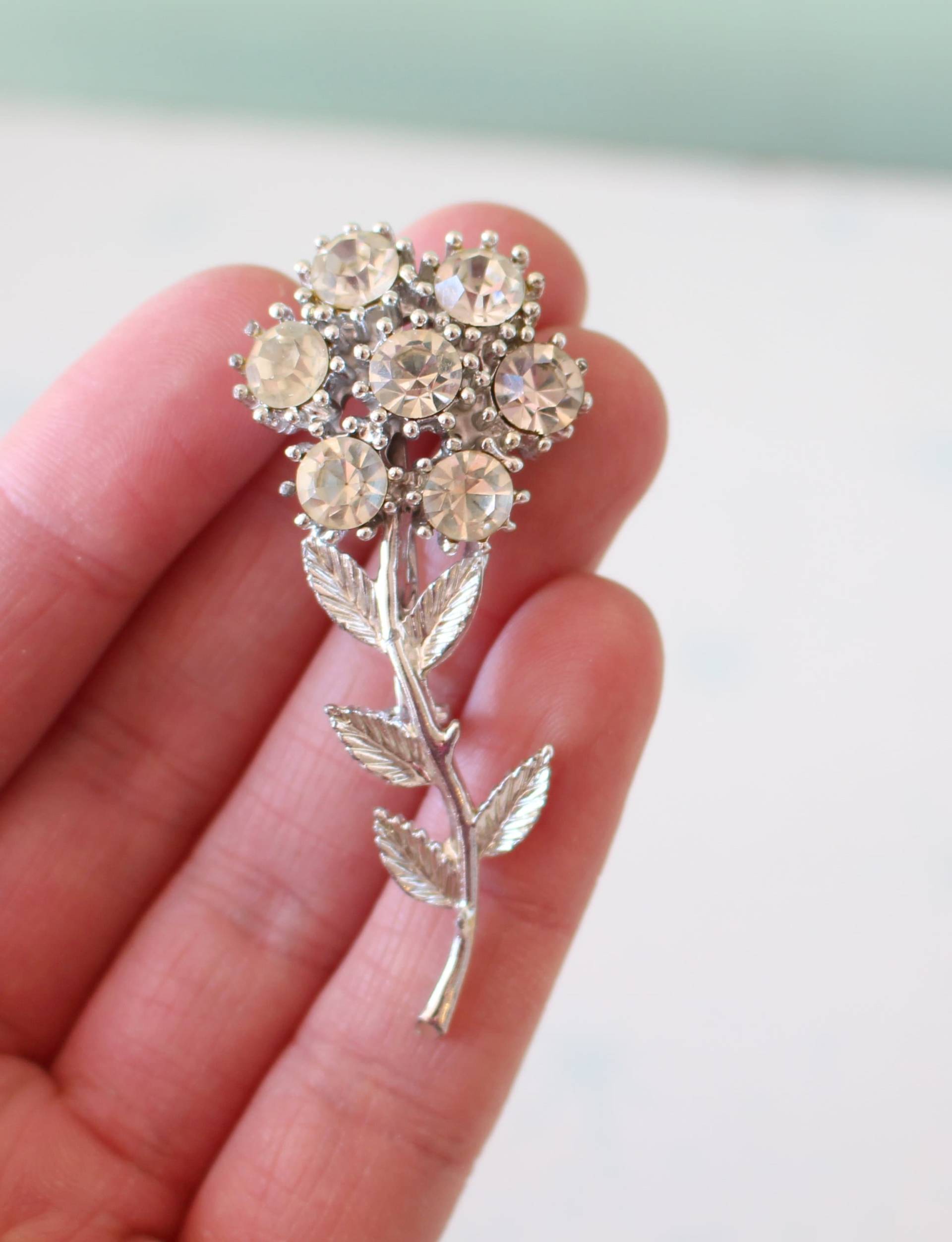 Vintage 1970S Blumen-Brosche Silberfarbener Edelstein Daisy Vintage 1970S Blumen-Brosche Silberfarbener Edelstein Daisy von retroandme