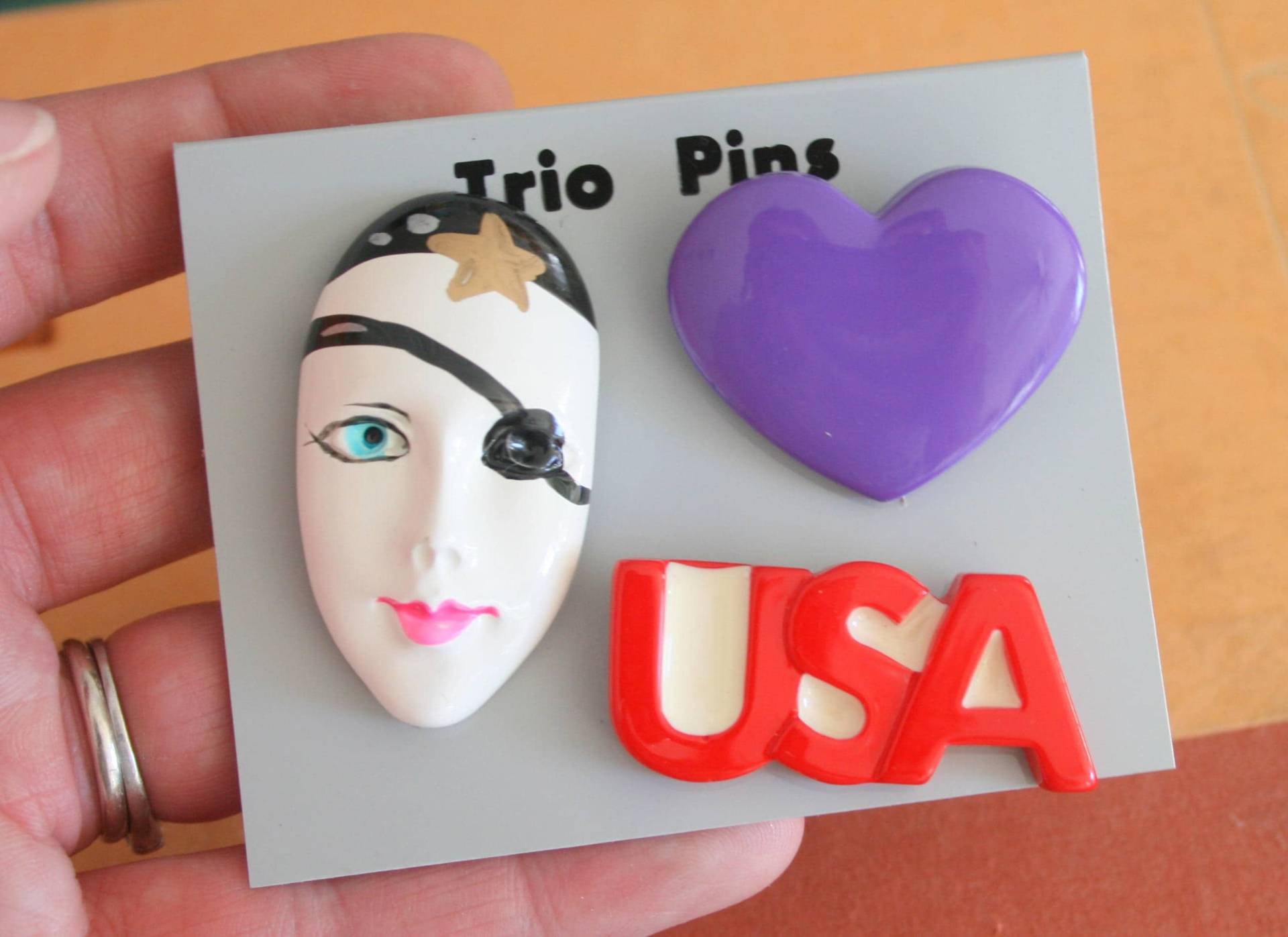 Vintage 1980Er Jahre Pin Set Maske, Herz, Usa Vintage 1980Er Jahre Pin Set Maske, Herz, Usa von retroandme