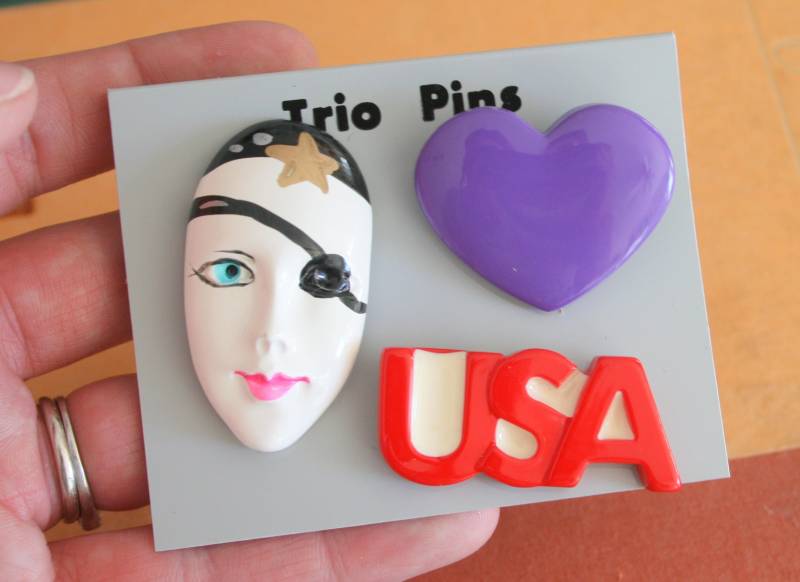 Vintage 1980Er Jahre Pin Set Maske, Herz, Usa Vintage 1980Er Jahre Pin Set Maske, Herz, Usa von retroandme