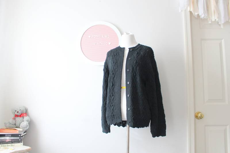 Vintage 1960S Schwarze Strickjackeklein. Mittel. Schwarz. Retro. Unisex. Gestreift. 1960Er Jahre Pullover. Rad. Spass. Hüfttasche. Mitte Des von retroandme