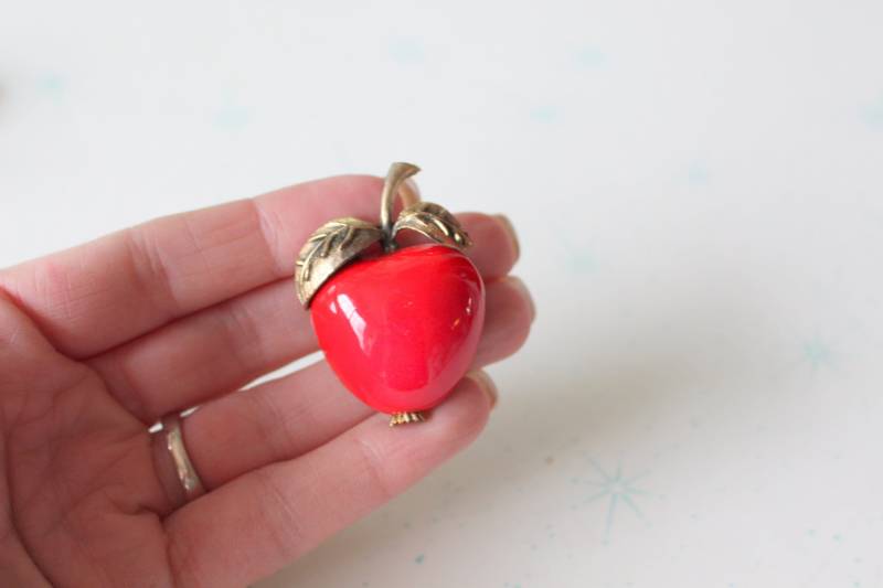 Vintage Apple Brosche...retro. Obst. 1970Er Jahre. 1980Er Klassisch. Modeschmuck. Vintage-Brosche. Zweigig. Modell Ausgefallen. Obst Anstecker von retroandme