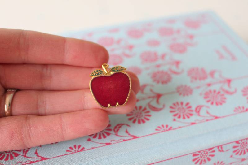 Vintage Apple Brosche...retro. Obst. 1970Er Jahre. 1980Er Klassisch. Modeschmuck. Vintage-Brosche. Zweigig. Modell Ausgefallen. Obst Anstecker von retroandme