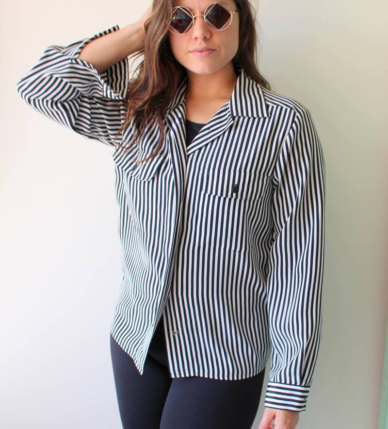 Vintage Bluse Aus Seidenmischung Schwarz-Weiß Gestreiftes, Fließendes Top von retroandme