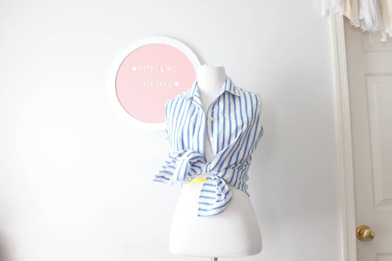 Vintage Button Down Shirt... Größe Klein... Basic Editionen. Blau. Retro. Sportlich. Adrette. Klassisch. 90Er Jahre. College. Spaß. Gestreift von retroandme