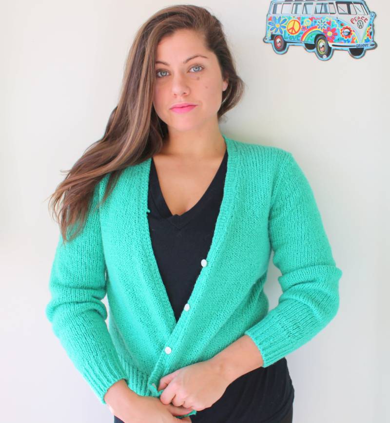 Vintage Jadegrüne Strickjacke Mid Century Strickpullover, Grösse S von retroandme
