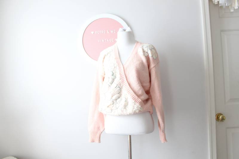 Vintage Knallrosa Boho Designer Crop Pullover... Folk. Stricken. Hippie. . Boho. Rosa. Frühling. Retro. Mod. Hübsches Rosa. Niedlich. Slouchy von retroandme