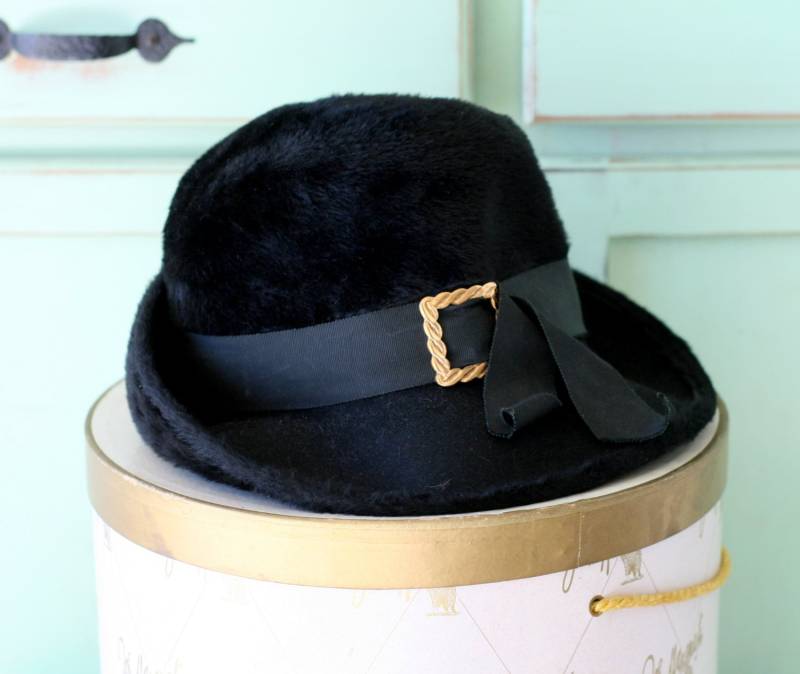 Vintage 1950S Schwarzer Pelzhut Mit Band-Detail von retroandme