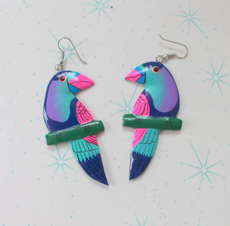 Vintage New Old Stock Vogel Ohrringe....regenbogen. Kitschig. Retro. Papagei. Tierliebhaber. Schmuck. Zootiere. Safari. Dschungel von retroandme
