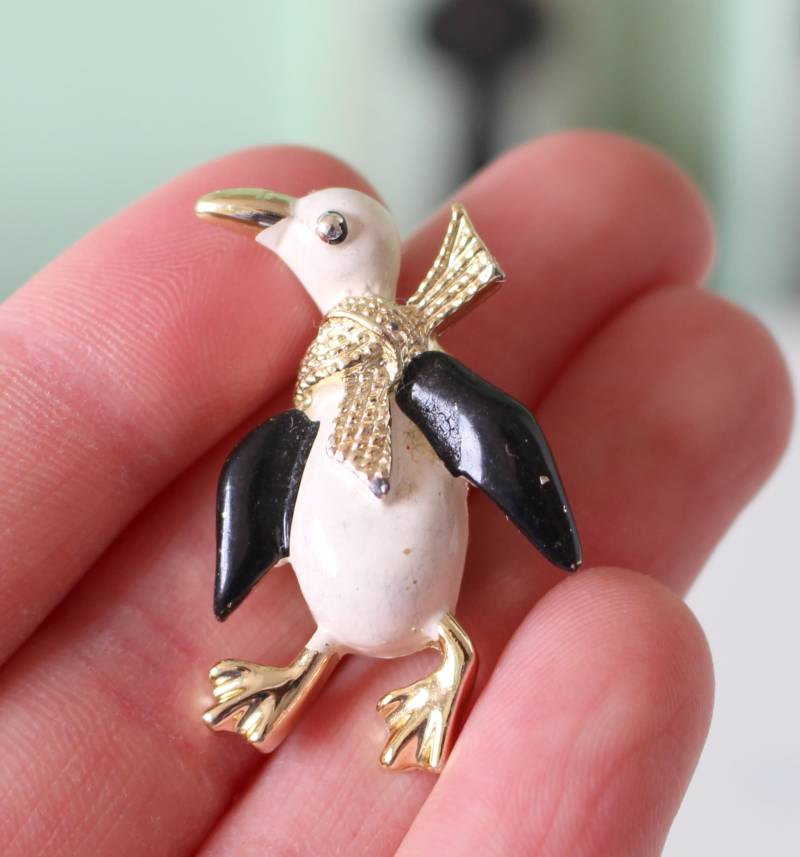 Vintage Pinguin Brosche. Meeresbewohner. Retro. Wissenschaft. Kitsch Schmuck. Arktis. Spass. Ozean. Schwarz Und Weiß. Frack. Silber. Anstecknadel von retroandme
