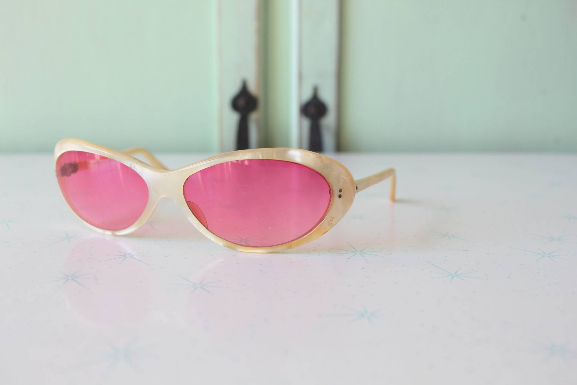 Vintage Pink Creme Retro Mod Taiwan Roc 1970Er Jahre Sonnenbrille Retro. Bunte Schattierungen. Kostüm. Hipster. Nerd. Indie. Chic. Oval. Boho von retroandme