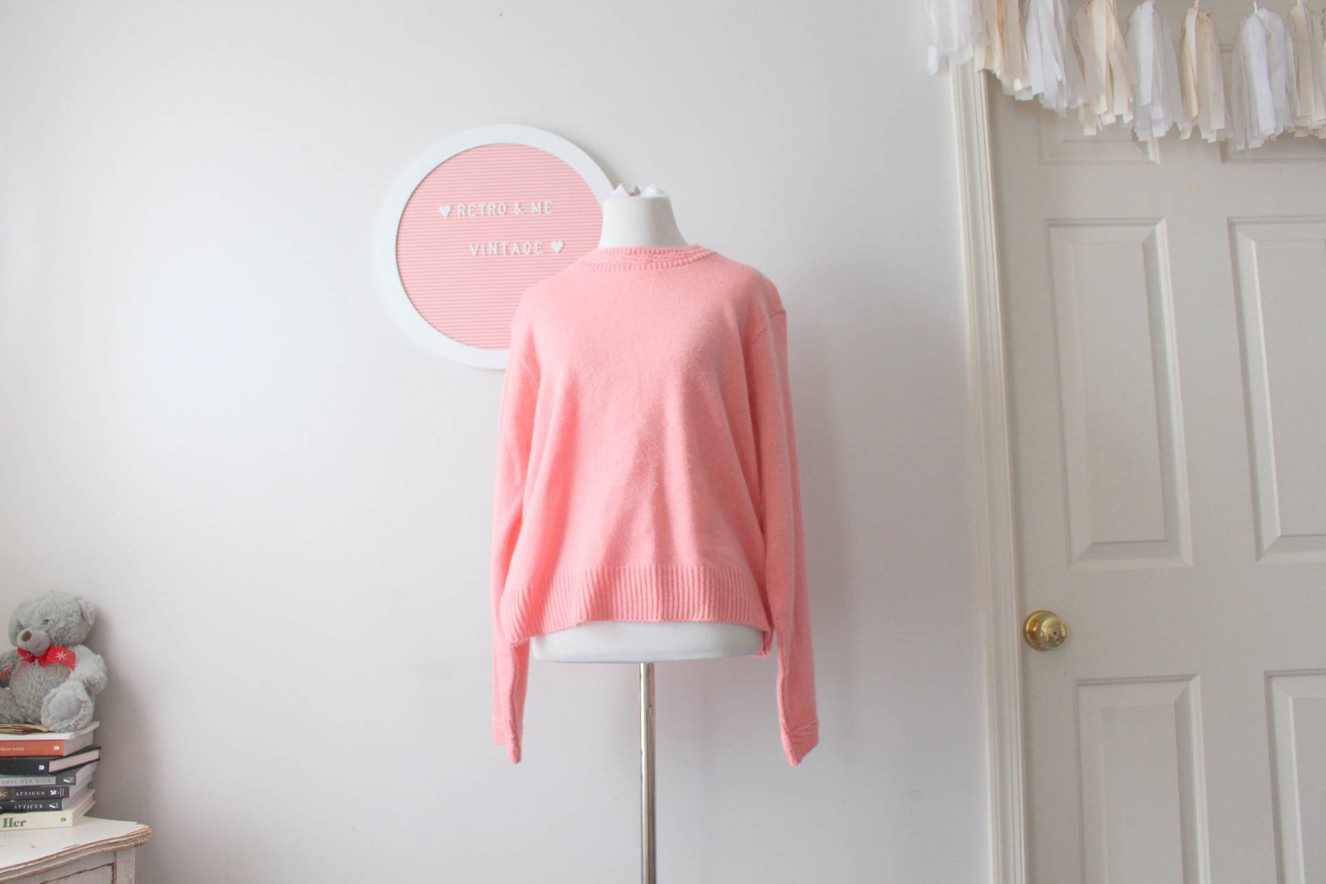 Vintage Pink Zierlicher Süßer Crop Pullover Klein Medium. Folk. Stricken. Hippie. . Boho. Rosa. Frühling. Retro. Mod. Hübsches Knalliges Niedlich von retroandme