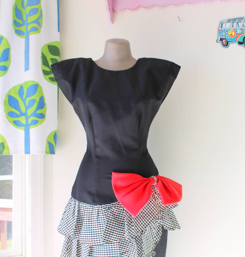 Vintage Red Bow Offen Zurück Prom Kleid... Klein Bis Mittel. Überprüfen Sie. Lust Auf. Schwarz Und Weiß. Kostüm. Poofy Ärmel. Klassiker. 80Er von retroandme