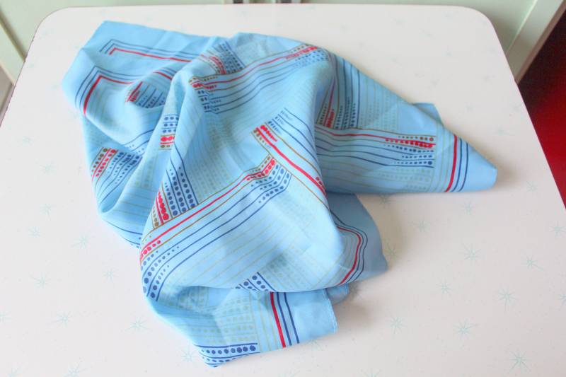 Vintage Retro Schalgeometrisch. Blau. Rot. Mod Schal. 70Er Jahre Zubehör. Retro. Modell Kopf. Haare. Disko. Bunt. Hell. Zweigig. Geometrisch von retroandme