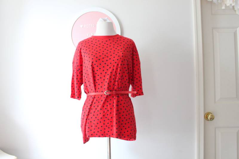Vintage Rotes Tupfen-Bluse-T-Shirt Top ....frauen. Rot Und Weiß. Modell Kostüm. Bluse. Frauen. Damen. Fließendes Top. Ausgefallen von retroandme