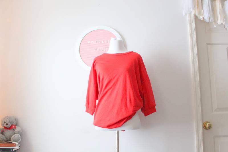 Vintage Red Fancy Chic Pullovergröße L. Hippie. Boho. Rot. Frühling. Gestrickt. Retro. Modell Hänger. Hergestellt in Den Usa. Viertel Ärmel von retroandme