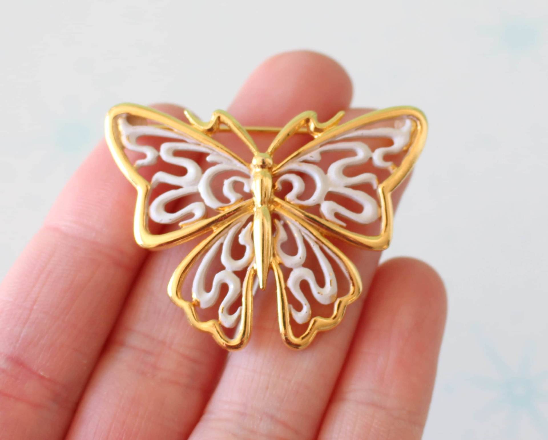 Vintage Schmetterling Brosche. Retro. Blüte. 1970Er Jahre. Klassisch. Atomar. Juwelenbesetzt. Gänseblümchen. Modeschmuck. Vintage-Brosche. Weiß Vintage Schmetterling Brosche. Retro. Blüte. 1970Er Jahre. Klassisch. Atomar. Juwelenbesetzt. Gänseblümchen. Modeschmuck. Vintage-Brosche. Weiß von retroandme