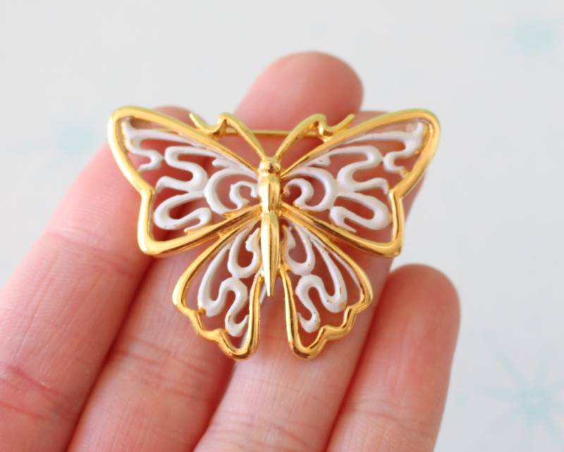 Vintage Schmetterling Brosche. Retro. Blüte. 1970Er Jahre. Klassisch. Atomar. Juwelenbesetzt. Gänseblümchen. Modeschmuck. Vintage-Brosche. Weiß Vintage Schmetterling Brosche. Retro. Blüte. 1970Er Jahre. Klassisch. Atomar. Juwelenbesetzt. Gänseblümchen. Modeschmuck. Vintage-Brosche. Weiß von retroandme