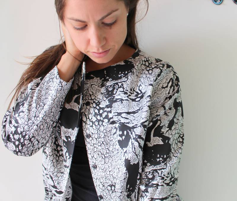 Vintage Schwarz-Weiße Seidige Bluse Artsy Mod Flowy Top | S-M von retroandme