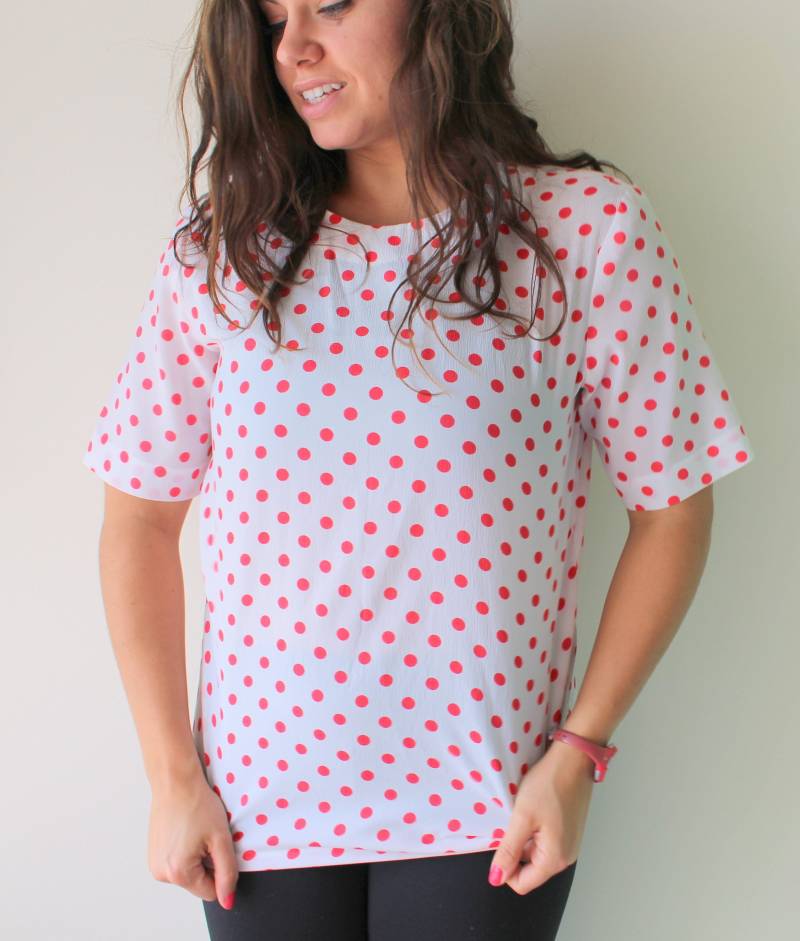 Vintage Silky Polka Dots Bluse ....mittel. Rot Und Weiß. Modell Kostüm. Spitze. Frauen. Damen. Tupfenmuster. Fließendes Top. Sommerzeit von retroandme