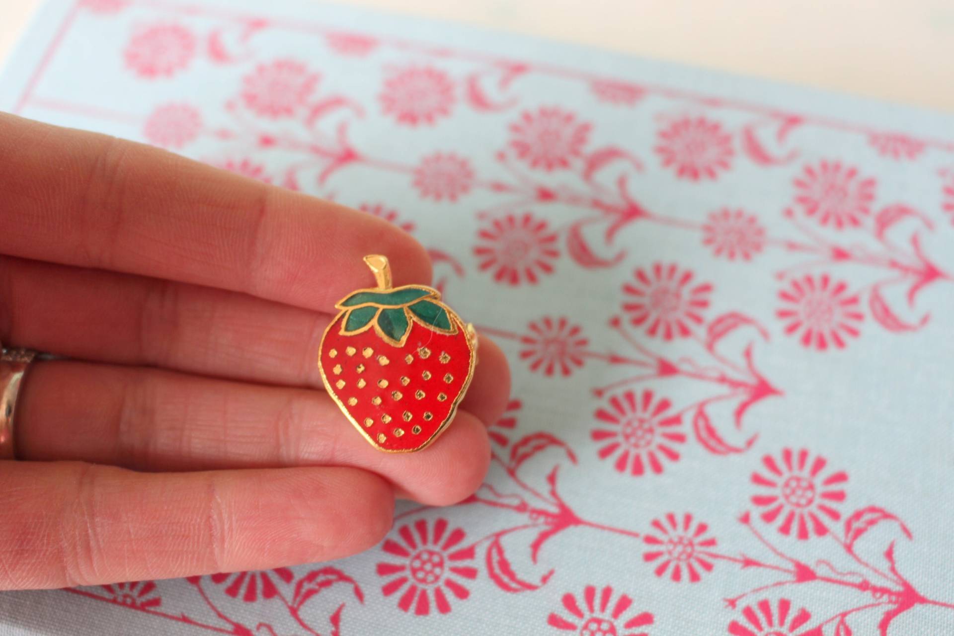 Vintage Strawberry Brosche..retro. Obst. 1970Er Jahre. 1980Er Klassisch. Modeschmuck. Vintage-Brosche. Zweigig. Modell Ausgefallen. Obst Anstecker Vintage Strawberry Brosche..retro. Obst. 1970Er Jahre. 1980Er Klassisch. Modeschmuck. Vintage-Brosche. Zweigig. Modell Ausgefallen. Obst Anstecker von retroandme