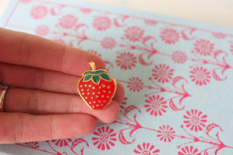 Vintage Strawberry Brosche..retro. Obst. 1970Er Jahre. 1980Er Klassisch. Modeschmuck. Vintage-Brosche. Zweigig. Modell Ausgefallen. Obst Anstecker von retroandme