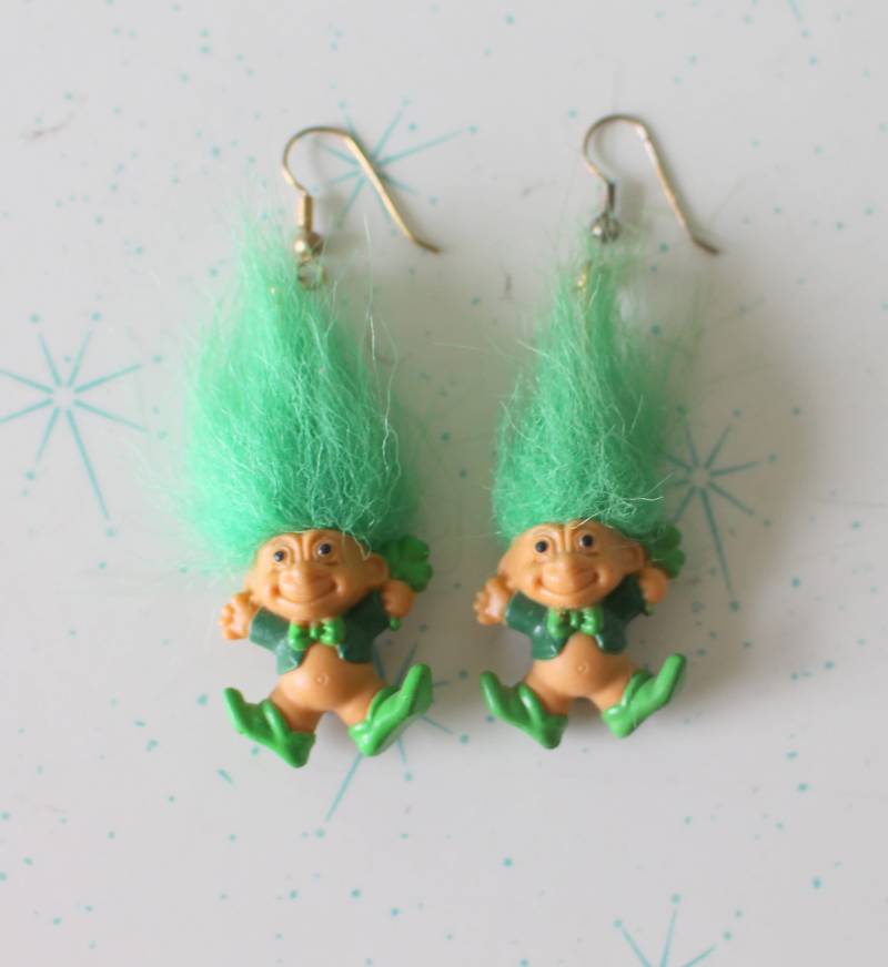 Vintage Troll Puppenohrringe Kitsch Retro Shamrock Sammlerstück von retroandme