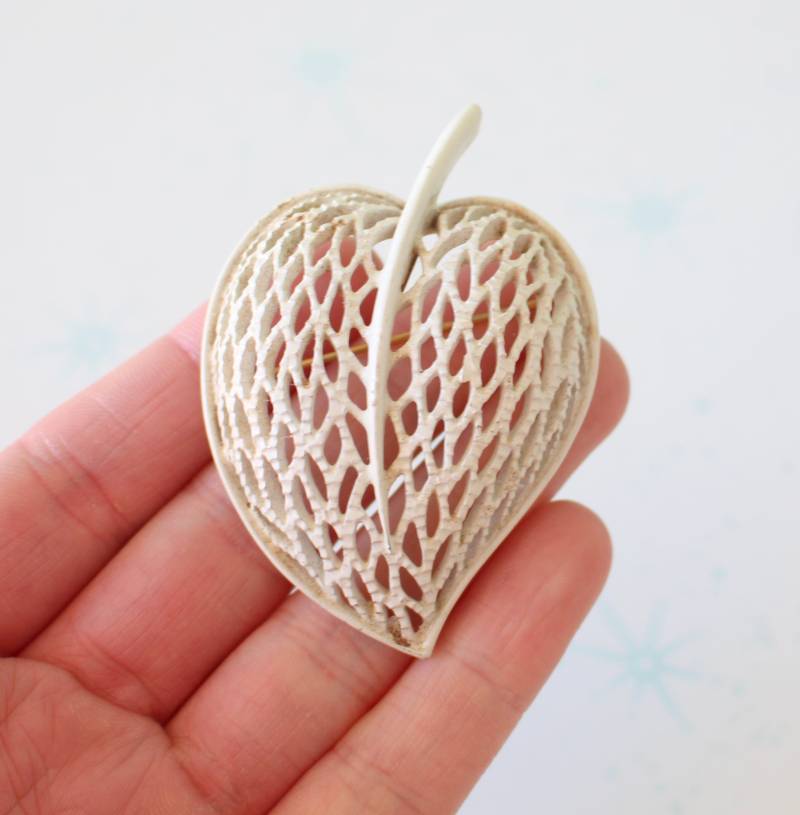 Vintage 1970Er Jahre Weiße Feder Brosche, Modeschmuck von retroandme