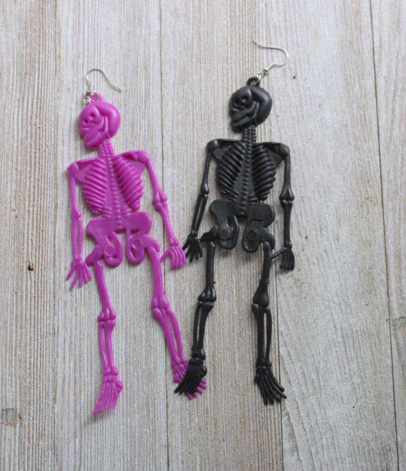 Wunderschöne Skelett Ohrhänger. Neuheit. Eigenartig. Gruselig. Retro. Kostüm. Kitsch Schmuck. Lila. Beängstigend. Got. Schwarz. Schädelknochen von retroandme