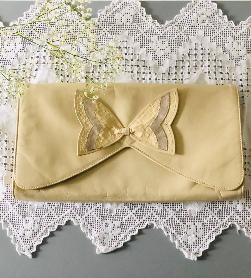 Vintage Englishgrant Of Knightsbridge Creme Leder Schleife Handtasche, Geldbörse, Umschlagtasche Vintage Englishgrant Of Knightsbridge Creme Leder Schleife Handtasche, Geldbörse, Umschlagtasche von retrobonbon