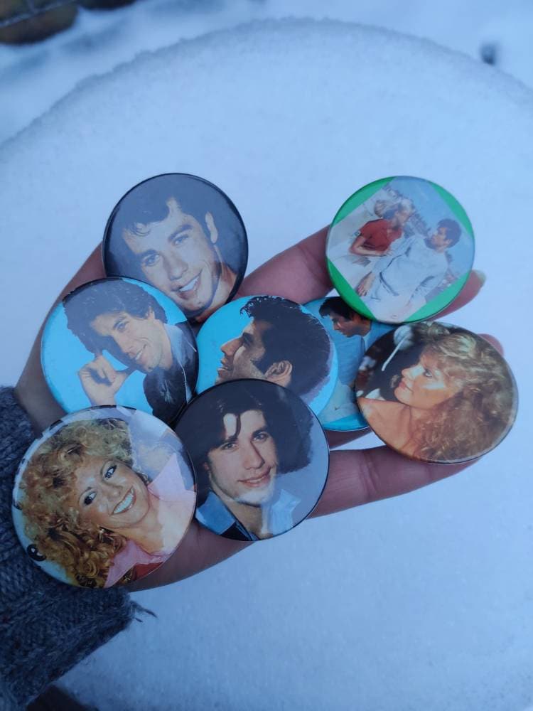 70Er Jahre Knöpfe, John Travolta in Fett Knopfnadeln, Vintage Original Ansteckbuttons, Neuwertiger Lagerbestand von retroflowerpower