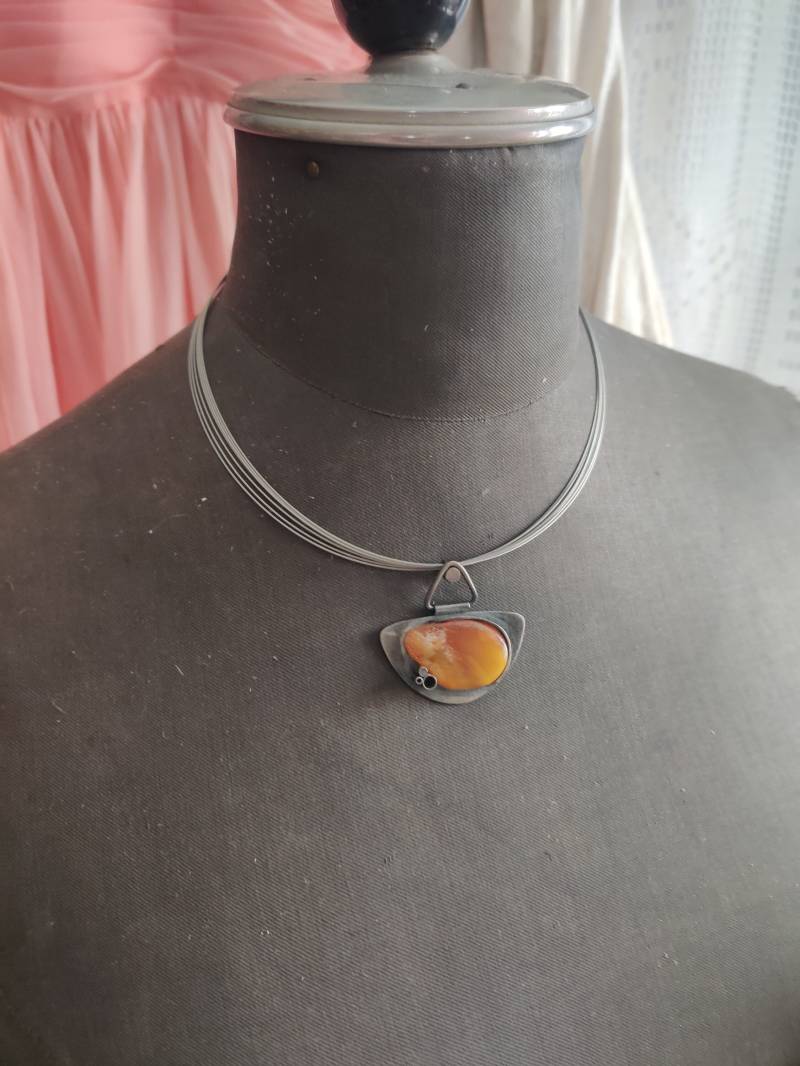 Moderne Handwerkliche Halskette Mit 925Er Silberanhänger Und Drahtcollier von retroflowerpower