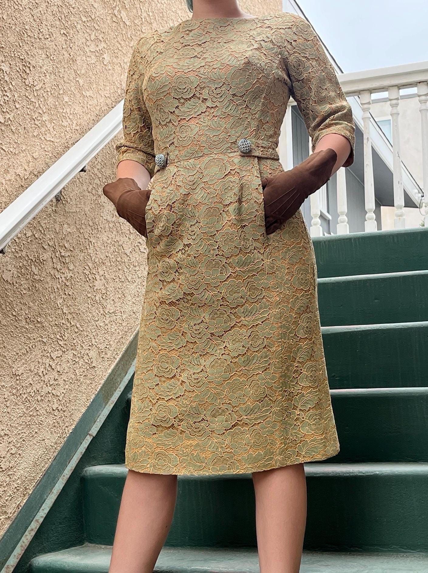 Vintage 1950Er Jahre Henry Lee Größe 12 Grüne Spitze Über Champagner Illusion Kleid Mit Strassknöpfen von retrorecyclegirl