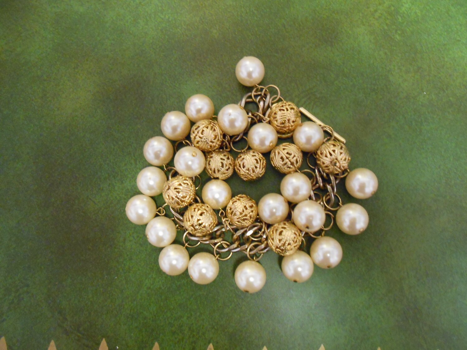 Vintage 50S Perlen Armband - Kunstperlen, Verzierte Filigrane Goldperlen, Anhänger, Armreif von retrorecyclegirl